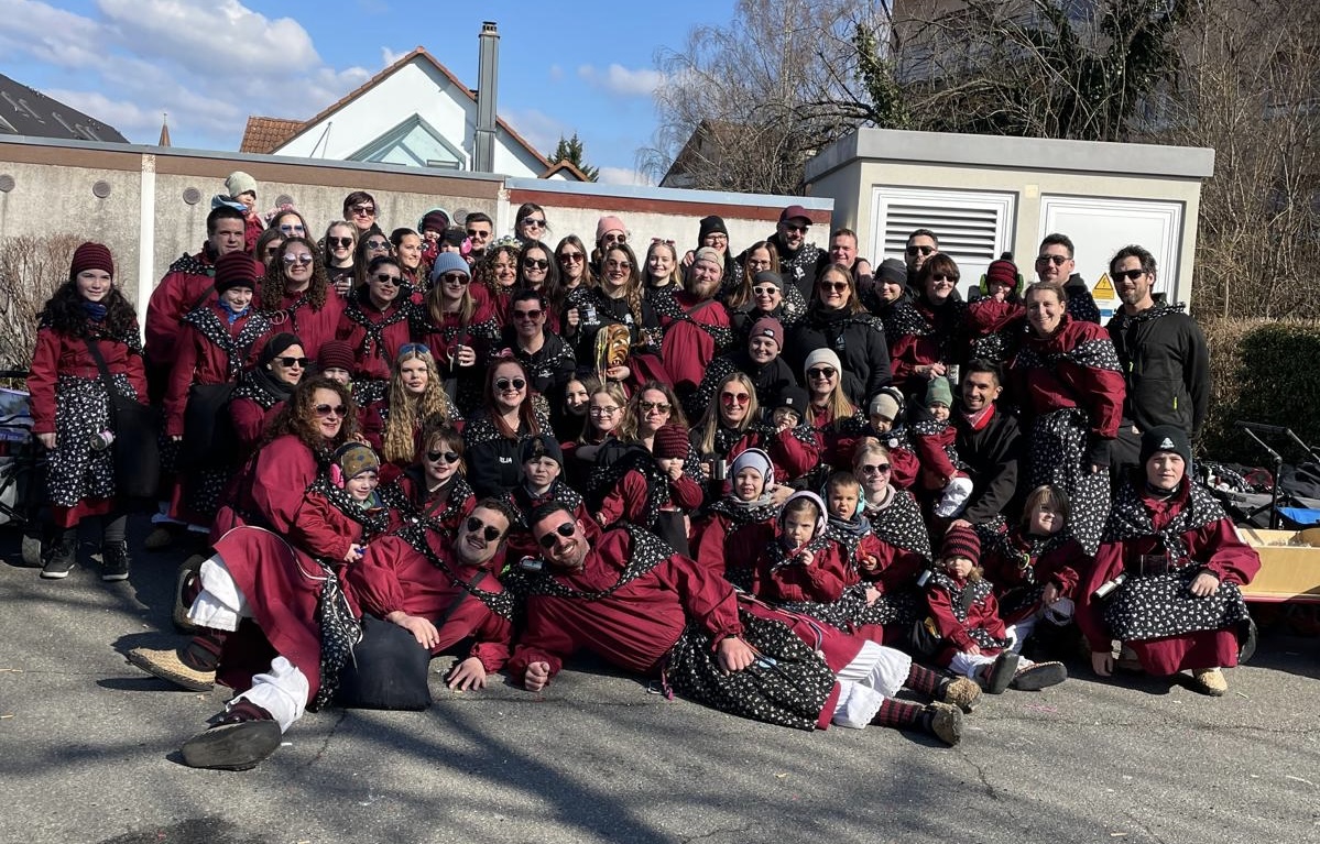 Gruppenfoto der Seltenbachhexen Tunsel e.V. im Häs