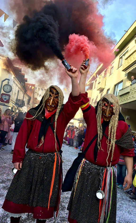 Seltenbachhexe im Häs mit Holzmaske, Hanfzöpfen und Strohschuhen